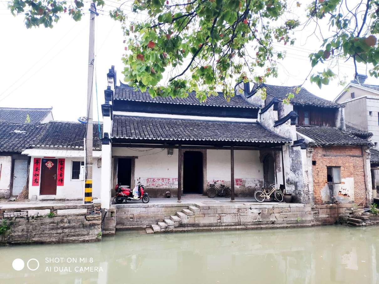30多年前的摩登女郎,羞答答地望着镜头,当年性感泳装不输现在